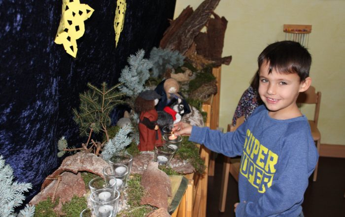 Mit einer kleinen Kerze wird der Weg jeden Tag ein bisschen heller und die Vorfreude auf Weihnachten größer.